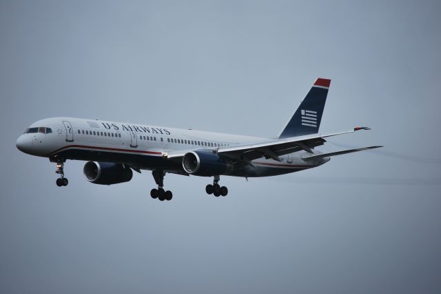 Boeing 757-200 (N924UW) - On final runway 18L - 10/23/09