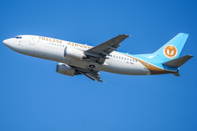 BOEING 737-300 (4L-TBA)