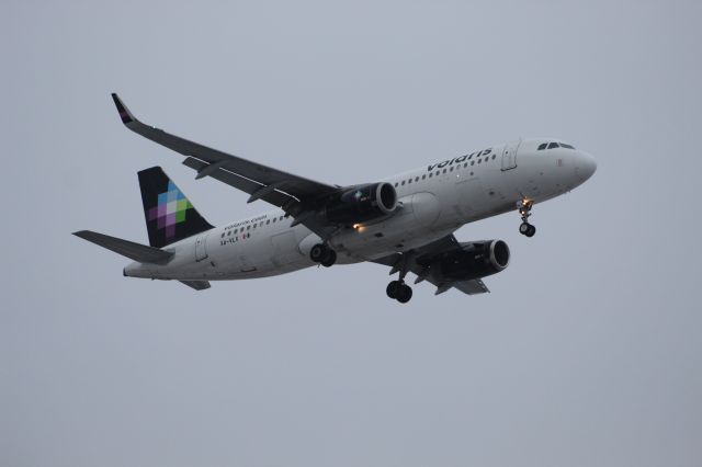 Airbus A320 (XA-VLX) - Volaris A320 landing on runway 28C at Chicago O´hare from Guadalajara