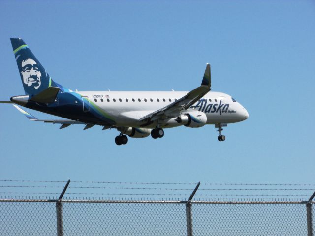 Embraer 175 (N189SY) - Landing RWY 20R