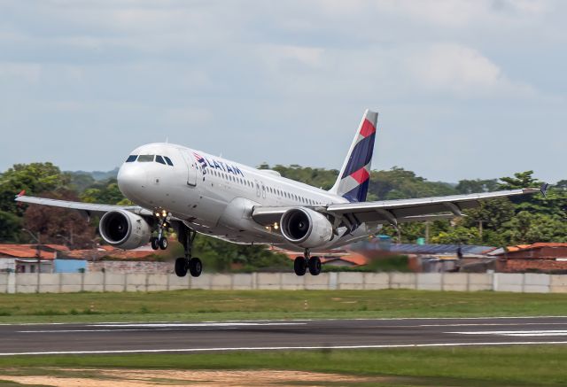 Airbus A320 (PR-MHW)