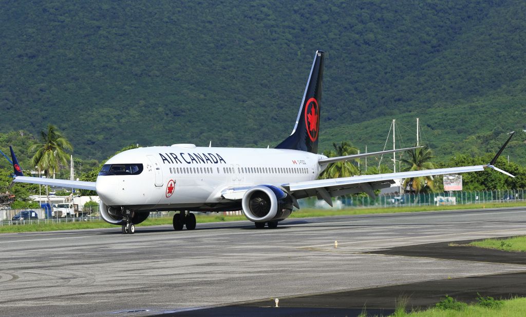 Boeing 737 MAX 8 (C-FSDQ)