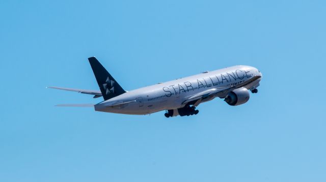 Boeing 777-200 (N78017) - Star Alliance 772 departing 15L