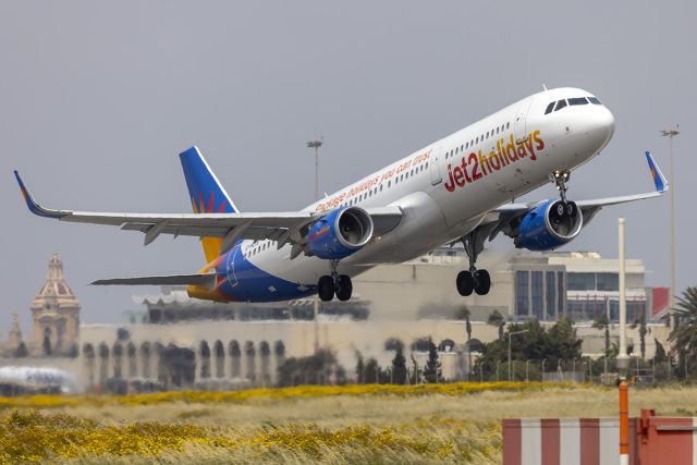 Airbus A321 (G-HLYB) - Take off 13.