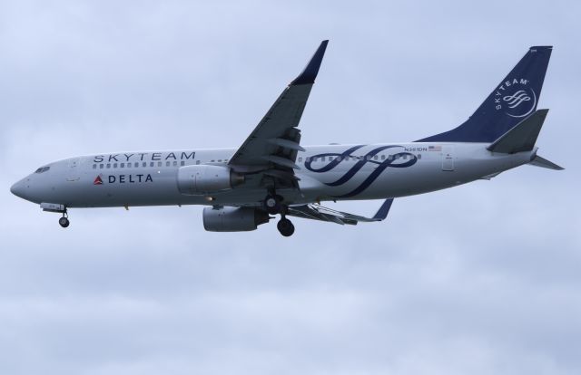 Boeing 737-800 (N381DN)