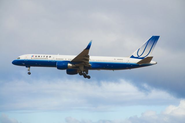 Boeing 757-200 (N589UA)