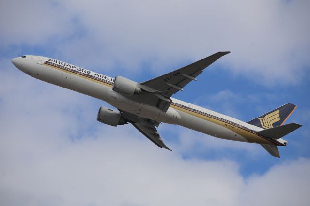 BOEING 777-300ER (9V-SWP)