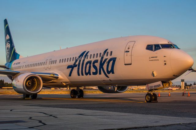 Boeing 737-900 (N237AK)