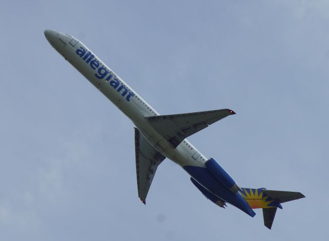 McDonnell Douglas MD-82 (N406NV) - Departing KSFB.