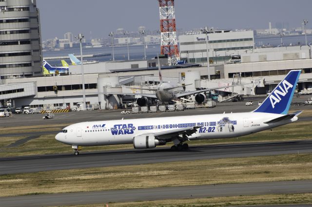 BOEING 767-300 (JA604A) - Landing at Tokyo-Haneda Intl Airport Rwy34L on 2016/03/27 " Star Wars c/s "