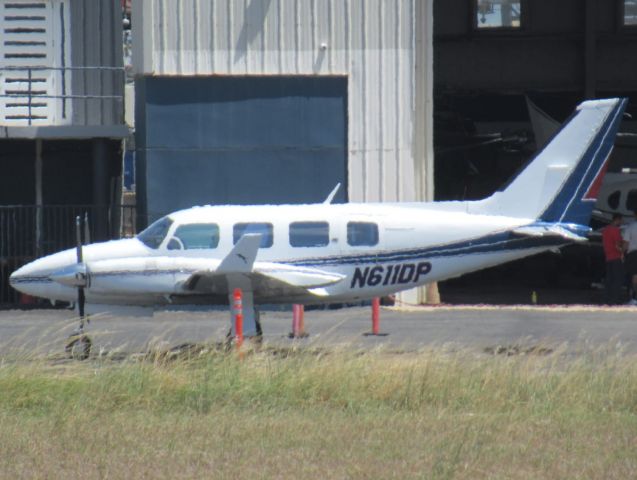 Piper Navajo (N611DP)