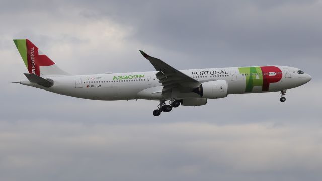 Airbus A330-900 (CS-TUB)