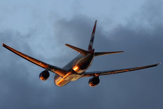 Boeing 777-200 — - British Airways B777-200ER departs from runway 027L at LHR.