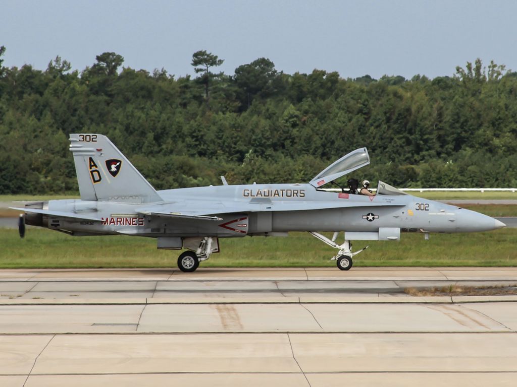 McDonnell Douglas FA-18 Hornet (16-3432)