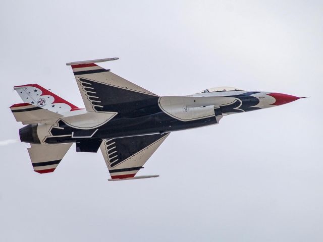 Lockheed F-16 Fighting Falcon — - Thunderbird #5 low, fast and loud at the 2022 Shaw Air and Space Expo.  4/2/2022.