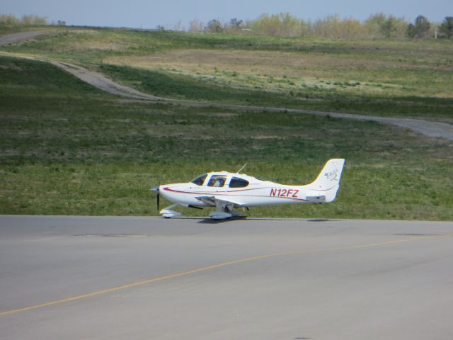 Cirrus SR-20 (N12FZ)