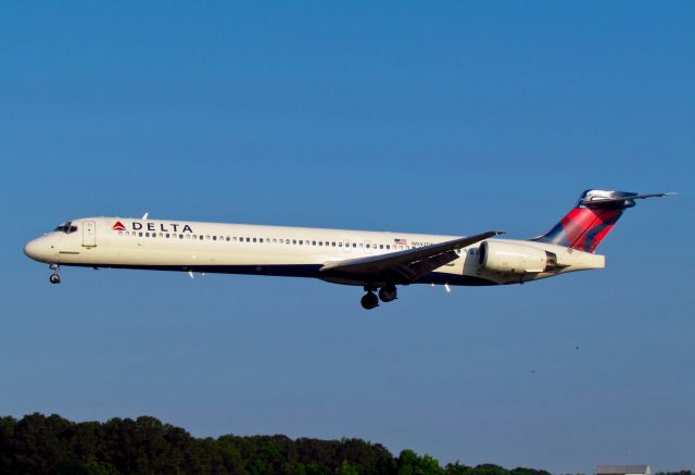 McDonnell Douglas MD-90 (N942DN)