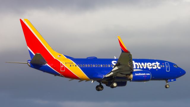 Boeing 737-700 (N7722B)