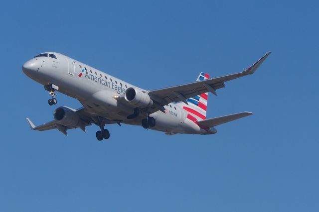 Embraer 170/175 (N251NN)