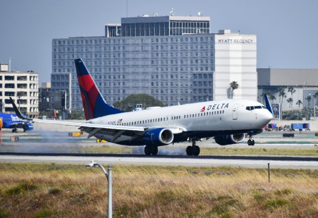Boeing 737-800 (N776DE)
