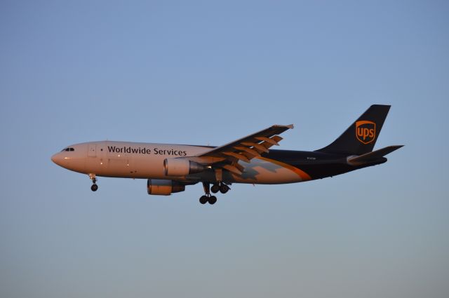 Airbus A300F4-600 (N147UP) - UPS833 on short final for 34L arriving from Boise (KBOI/BOI).