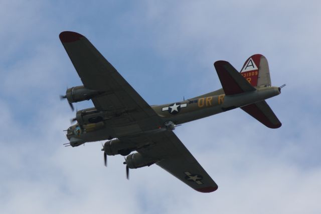 Boeing B-17 Flying Fortress (N93012) - B-17 Flying Fortress (N93012) "Nine-O'Nine" on approach to Venice Airport