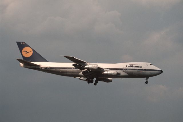 Boeing 747-200 (D-ABYP) - Final Approach to Narita Intl Airport Rwy16 on 1989/05/03