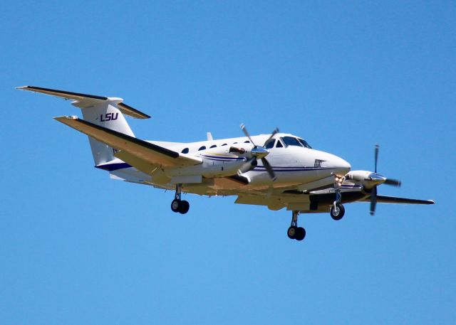 Beechcraft Super King Air 200 (N511TA) - At Shreveport Regional. 1999 Raytheon Aircraft Company B200. New paint since last seen. 