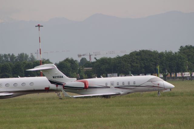 Bombardier Challenger 300 (N215DA)