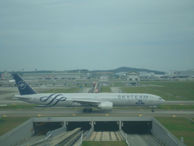 BOEING 777-300 (PH-BVD) - TAKEN FORM THE KLIA VIEWING GALLERY. SPECIAL SKYTEAM LIVERY