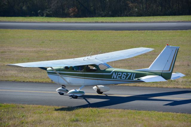 Cessna Skyhawk (N2671L) - N2671L at her new home in Calhoun, Ga.  Photo taken 12/2015