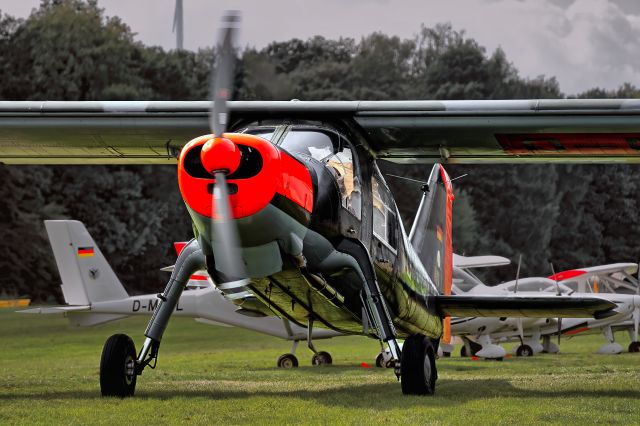 Dornier Fpl53 (D-EOGI) - Auf dem Flugplatz in Elz bei Limburg. Vor dem Start: Dornier Do 27, Baujahr 1960