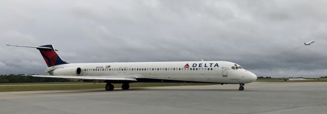 McDonnell Douglas MD-88 (N923DL) - An American MD-83 taking off in the background.