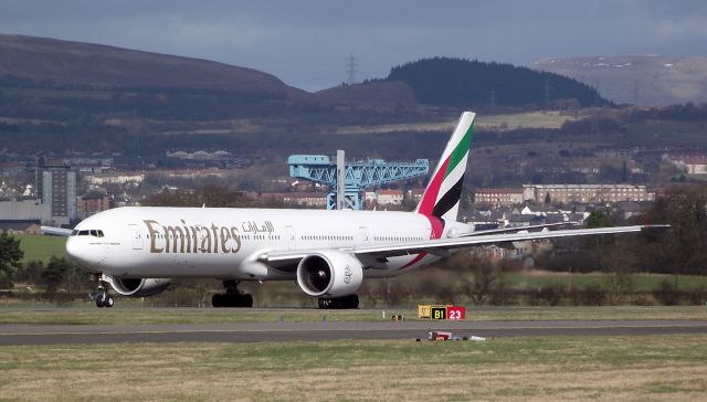Boeing 777-200 (A6-EBF) - Emirates