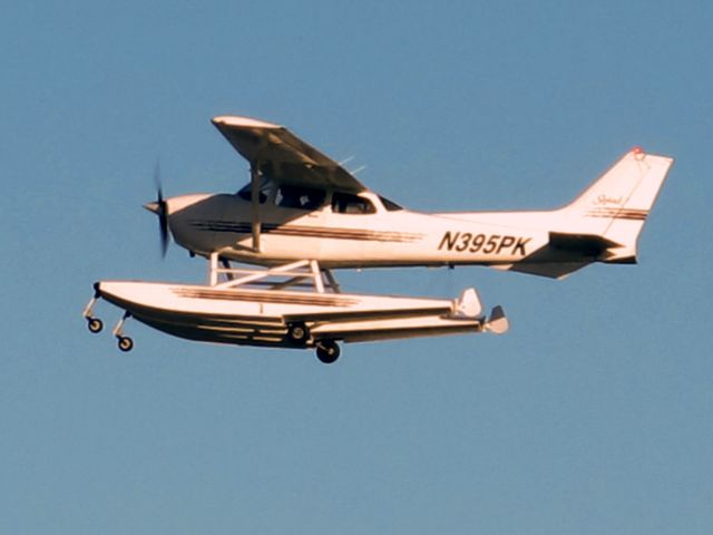 Cessna Skyhawk (N395PK) - Take off runway 22.