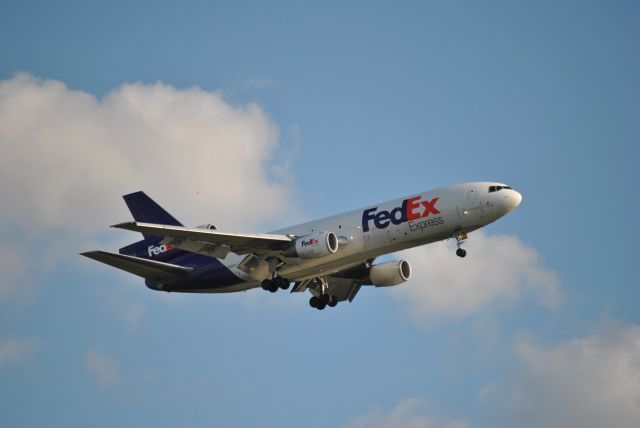 McDonnell Douglas DC-10 — - Inbound to land 30R KMSP