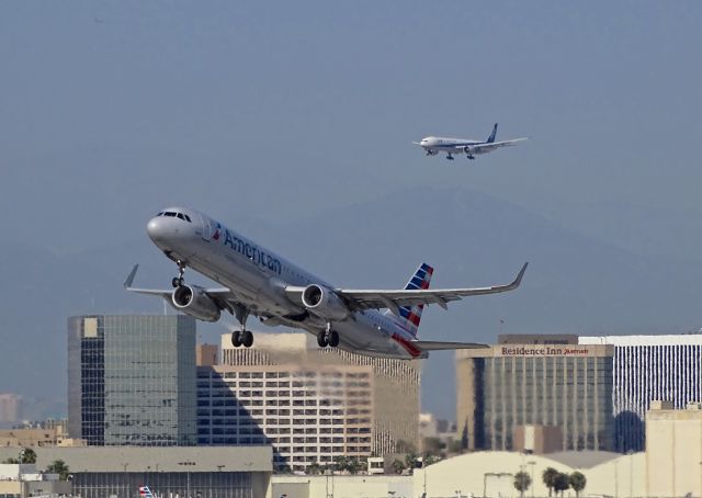 Airbus A321 (N903AA)
