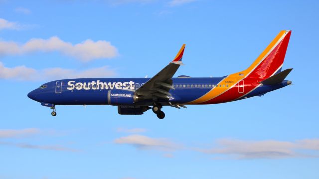 Boeing 737 MAX 8 (N8881L) - Arriving from BNA as WN241