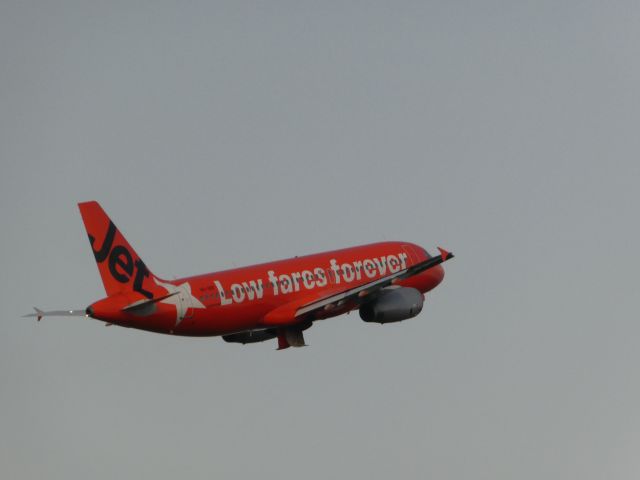 Airbus A320 (VH-VQF) - Airbus A320-232 br /Serial Number 3474br /Late afternoon departure off Runway 14R.