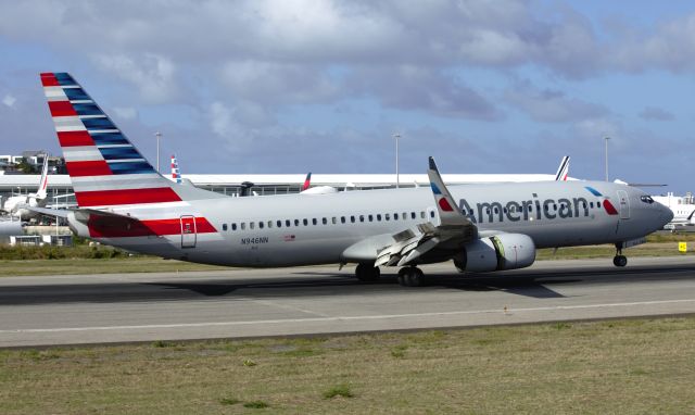 Boeing 737-800 (N946NN)