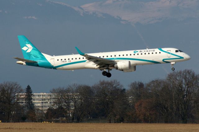 Embraer ERJ-190 (I-ADJU)