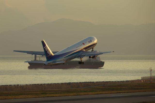 BOEING 767-300 (JA8275)