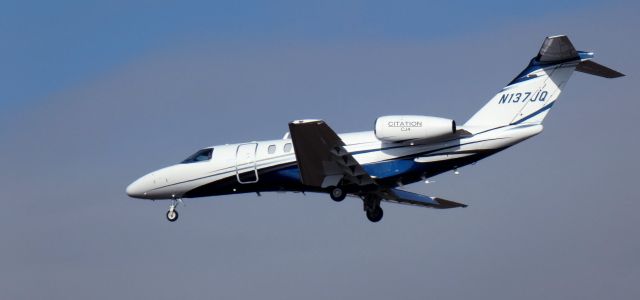 Cessna Citation CJ4 (N137JQ) - About to touch down is this 2013 Cessna 525C Citation IV in the Winter of 2024.