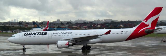 Airbus A330-300 (VH-QPD) - VH-QPD arriving at Sydney from Singapore.