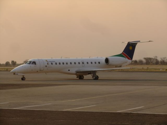 Embraer ERJ-135 (V5-ANH) - Maun Airport am 28.09.2014 - Rückflug SW405 nach Windhoek steht an. Gerade eben rollt mein Flieger, eine der 4 neuen EMB-135ER, die hier aus Vic Falls kommt, nach der Landung zum Terminal MUB.