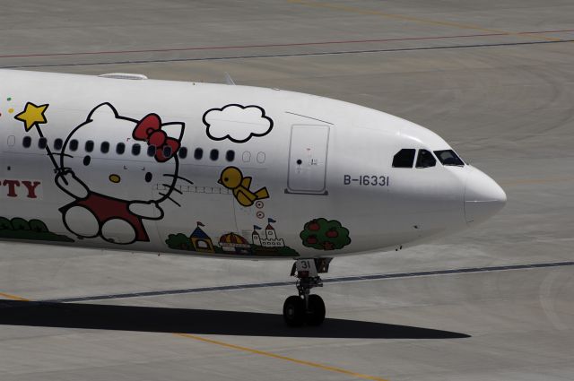 Airbus A330-300 (B-16331) - Taxing at Haneda Intl Airport on 2012/07/10 "Hello Kitty c/s"