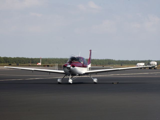 Cirrus SR-22 (N57RZ) - At the "Restaurant" parking.