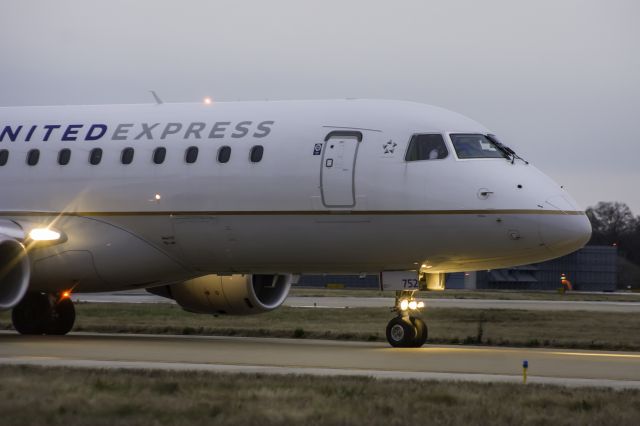 Embraer 175 (N752YX)