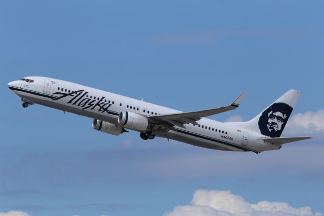 Boeing 737-700 (N402AS)