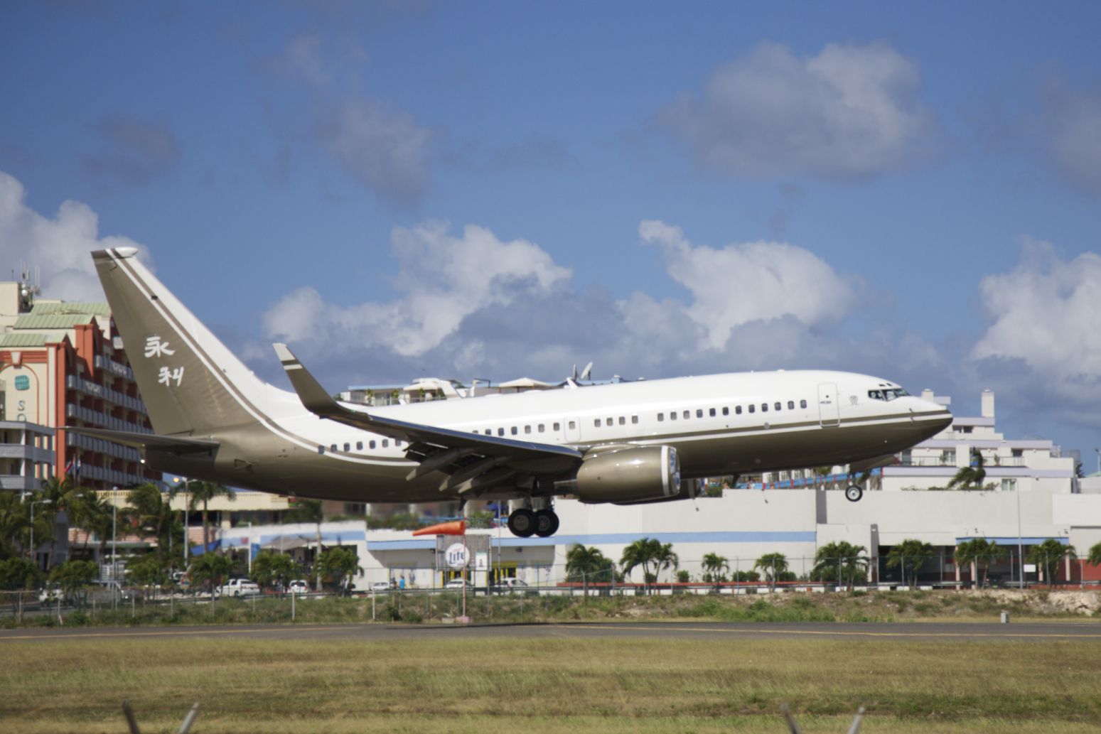 Boeing 737-700 — - This Boeing 737 arrived in Sint Maarten around 1230 local on New Years Day.  The US registration, N88WR comes out to Wells Fargo Bank, but its unclear what the Chinese characters mean.